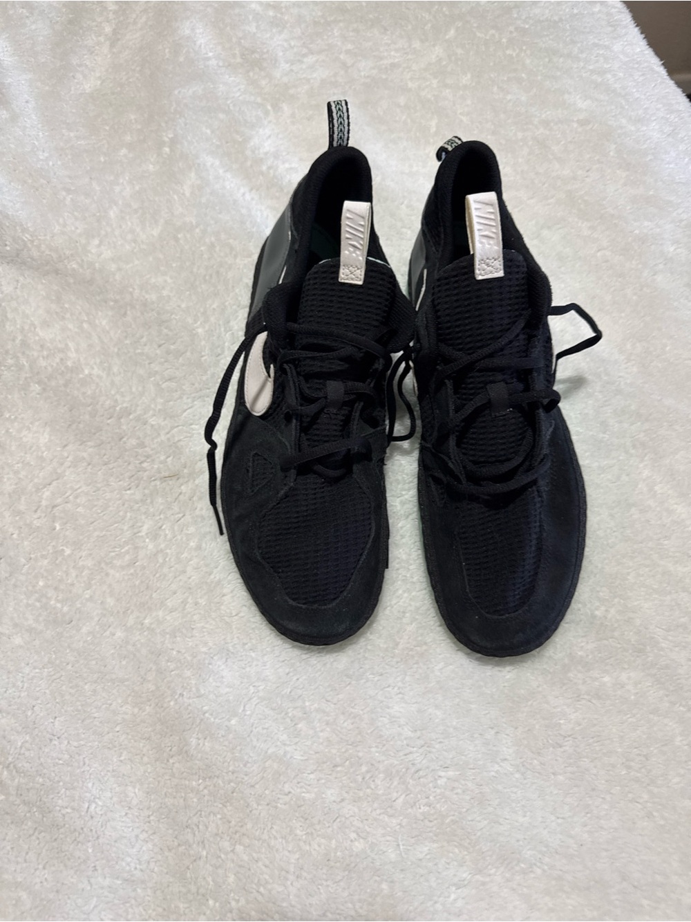 Nike Black Low-Top men’s Sneakers with White Accents .